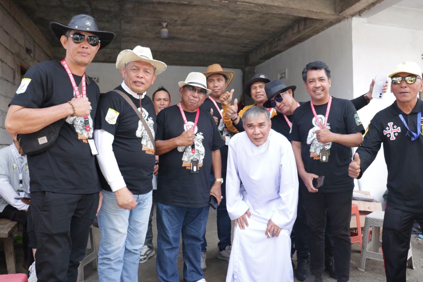 Foto kegiatan Dokumentasi KBK dan kaum ibu di posko kontingen Paroki Kaiwatu,  jelang defile, di desa Guaan, kec. Moat, Kab. Boltim.