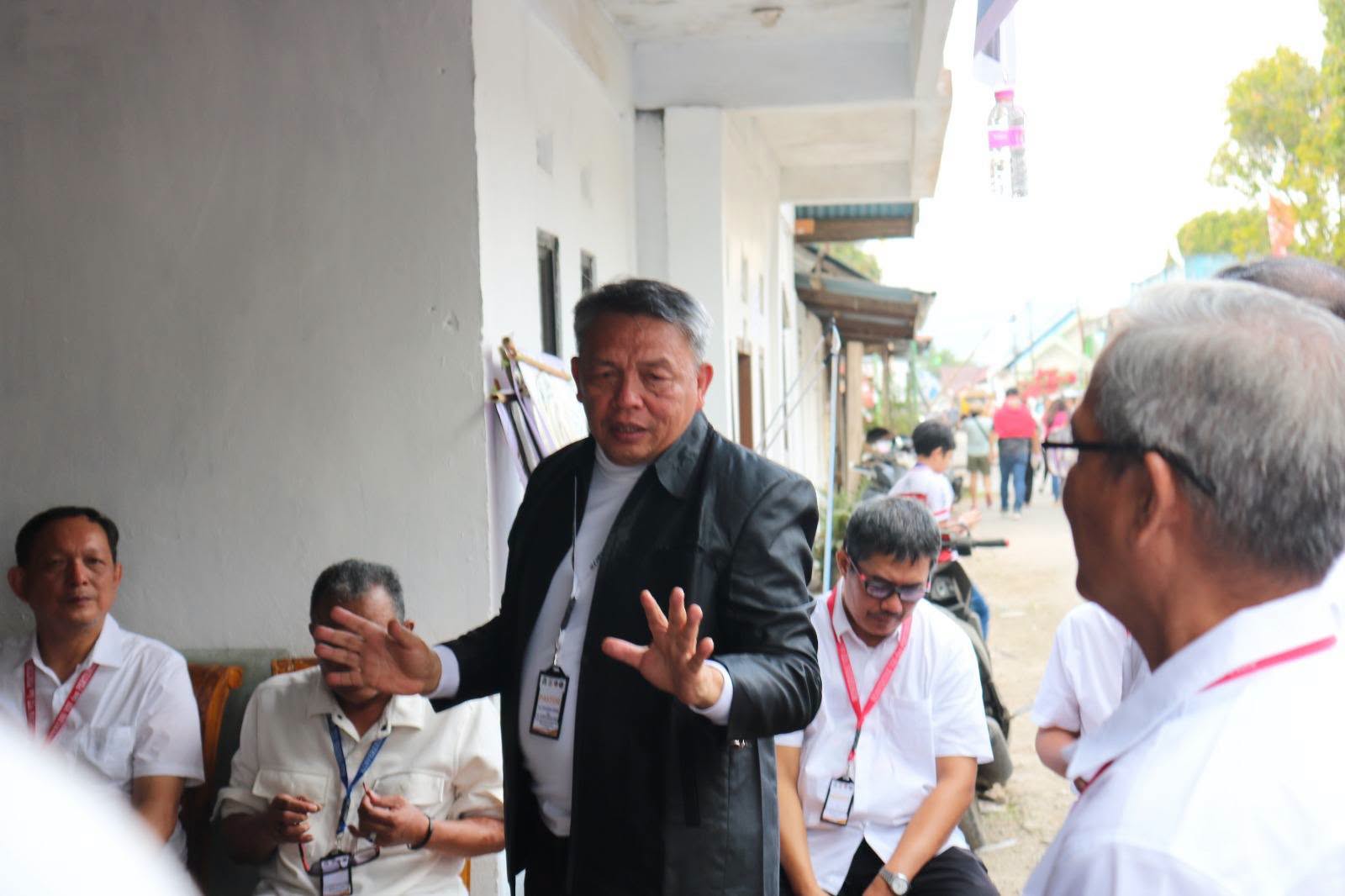 Foto kegiatan Momen evaluasi setelah Kaum Bapak Katolik Paroki Kaiwatu tampil pada Lomba Paduan Suara Seri A di Pertemuan Raya KBK Keuskupan Manado (1-4 Juli), di Desa Guaan, Kec. Moat, Kab. Boltim.