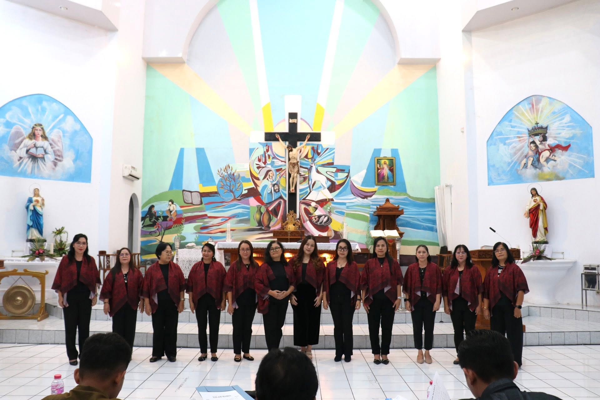 Foto kegiatan Dokumentasi Lomba Koor KIK antar Wilayah Rohani, dalam rangka Pesta Pelindung dan HUT Paroki Kaiwatu Ke-7, yang dilaksanakan di Gereja Paroki Kaiwatu. ✨